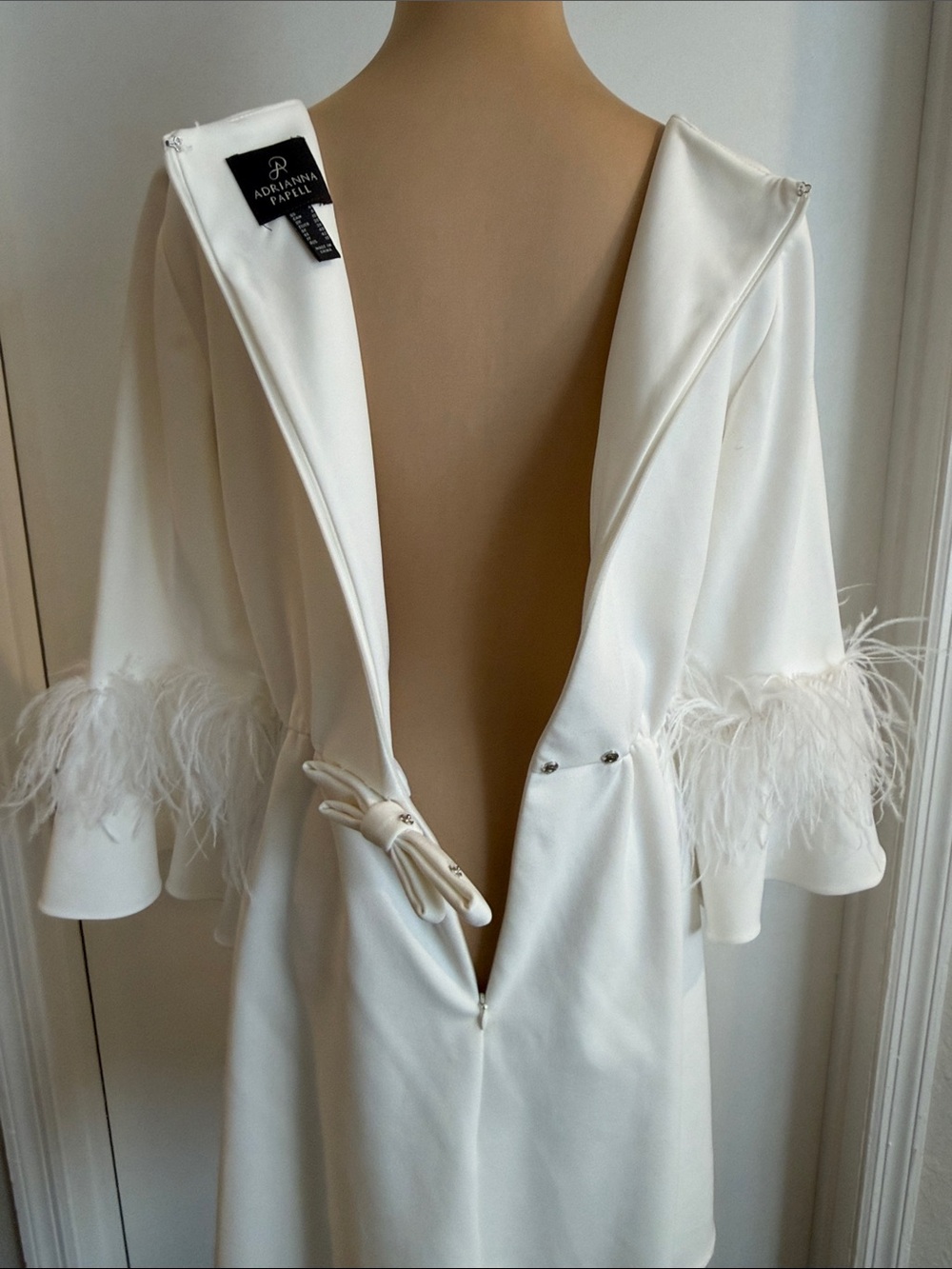 Adrianna Papell white mini dress with 3/4 sleeves with feather accents bow SZ 6 - Picture 9 of 11